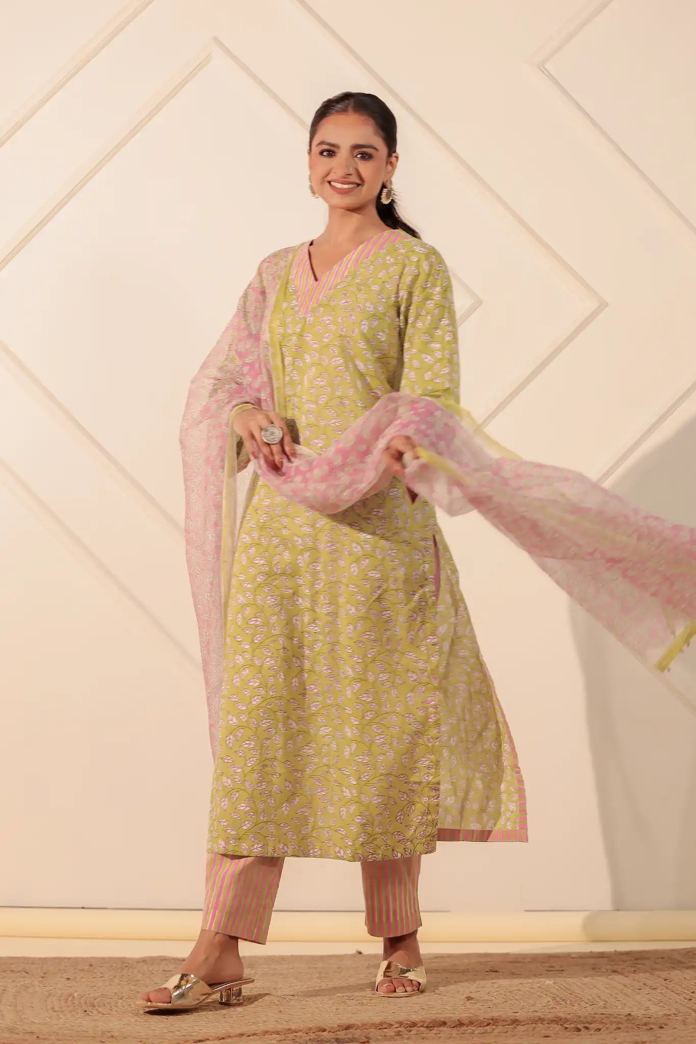 Leaf print Cotton Kurta Set w/Kota Dupatta - Green/Pink