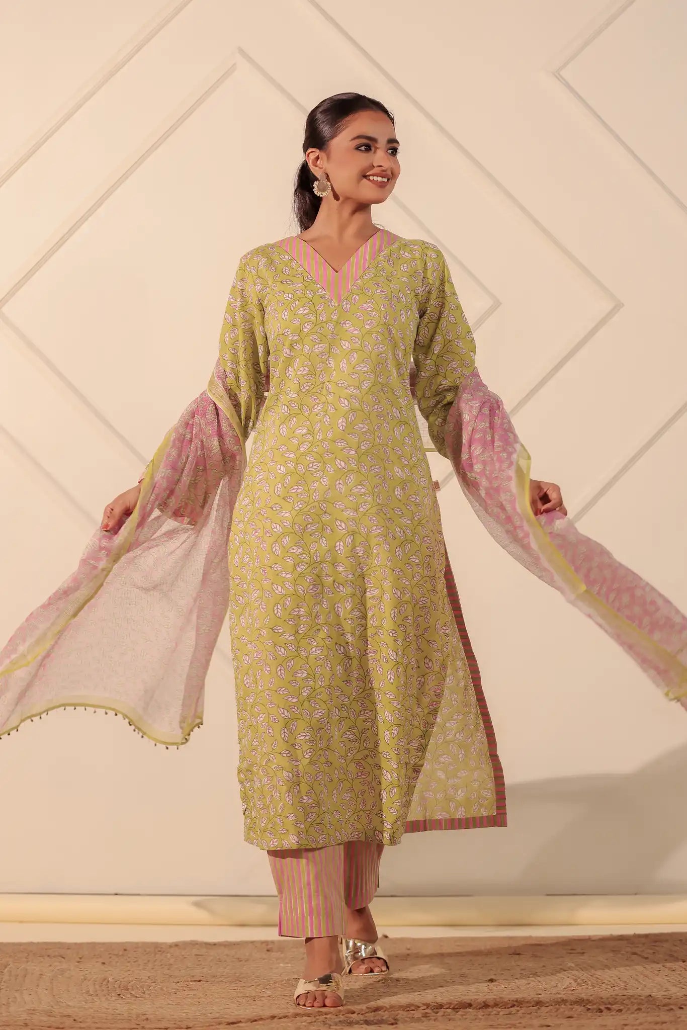 Leaf print Cotton Kurta Set w/Kota Dupatta - Green/Pink